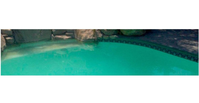 Zakalená, biela až mliečna voda v bazéne